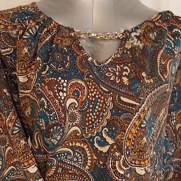 3/4 Sleeve Paisley Tunic w Gold Chain - Picture 2 of 5